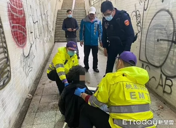 ▲彭姓男子橫躺地下道妨礙通行。（圖／中壢警分局提供）