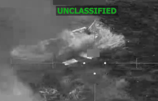 ▲▼美國軍方15日在東太平洋再度對3艘疑似從事毒品走私的船隻發動軍事打擊，造成8人死亡。（圖／翻攝自X／@Southcom）