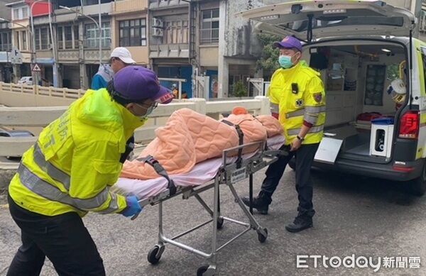 ▲▼社工評估彭男無法自主生活，需立即就醫，警消合力將彭男扛出送醫。（圖／中壢警分局提供）