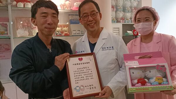 ▲溪州青農夫妻喜迎第6胎，皓生醫院及鄉長齊慶賀。（圖／記者唐詠絮攝）