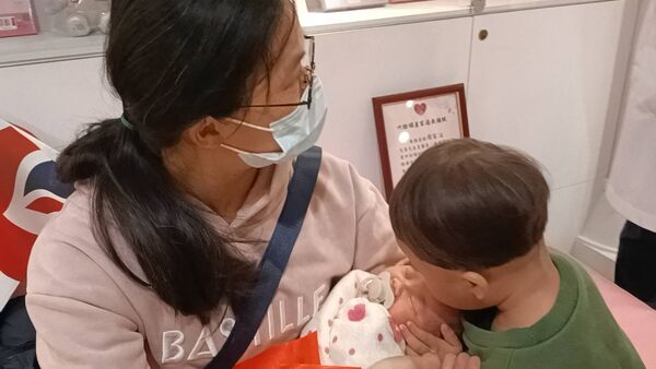 ▲溪州青農夫妻喜迎第6胎，皓生醫院及鄉長齊慶賀。（圖／記者唐詠絮攝）