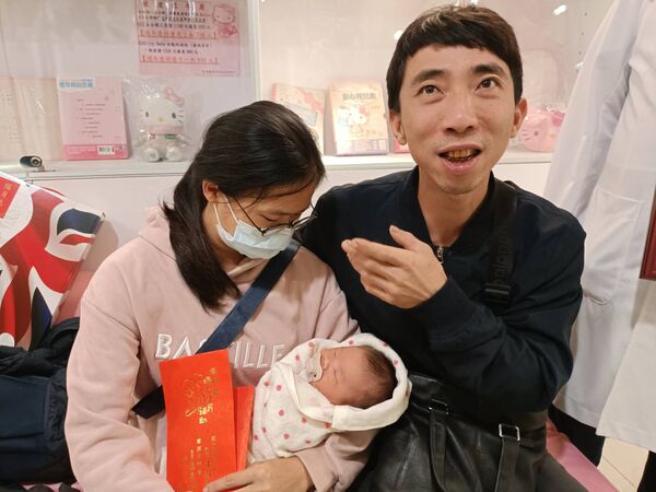 ▲溪州青農夫妻喜迎第6胎，皓生醫院及鄉長齊慶賀。（圖／記者唐詠絮攝）