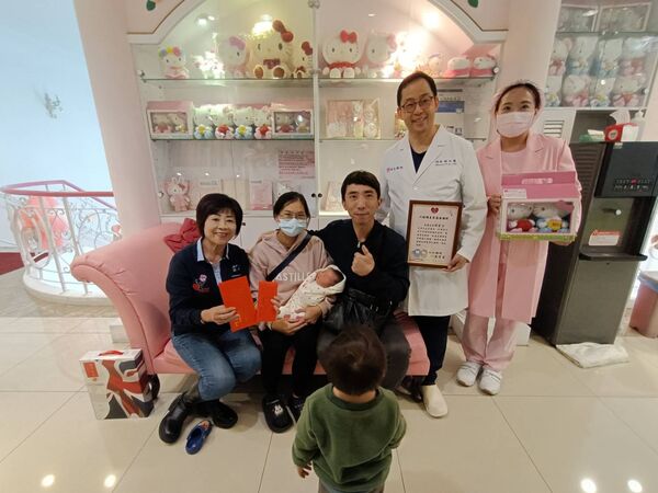 ▲溪州青農夫妻喜迎第6胎，皓生醫院及鄉長齊慶賀。（圖／記者唐詠絮攝）