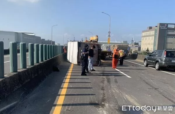 ▲砂石車打滑追撞前方小貨車。（圖／大園警分局提供）