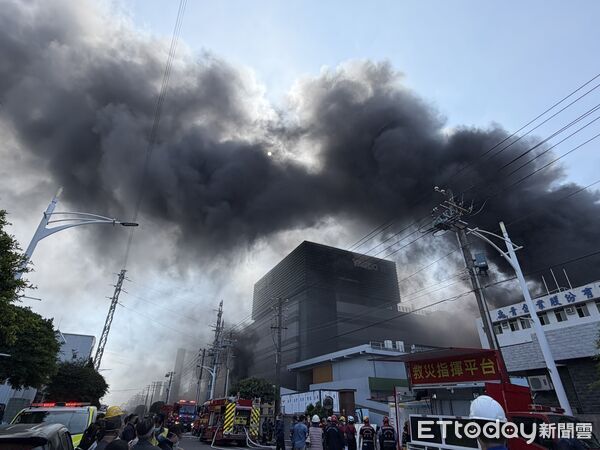 ▲▼高雄塑膠廠恐怖火警 ！員工頭髮燒焦逃命：碰一聲就燒起來了。（圖／記者吳世龍攝）