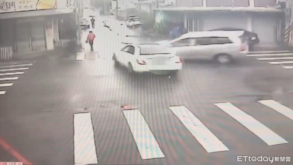 花蓮警抓車手!監控手狂踩油門「猛撞轎車」釀7傷 撞擊瞬間曝光