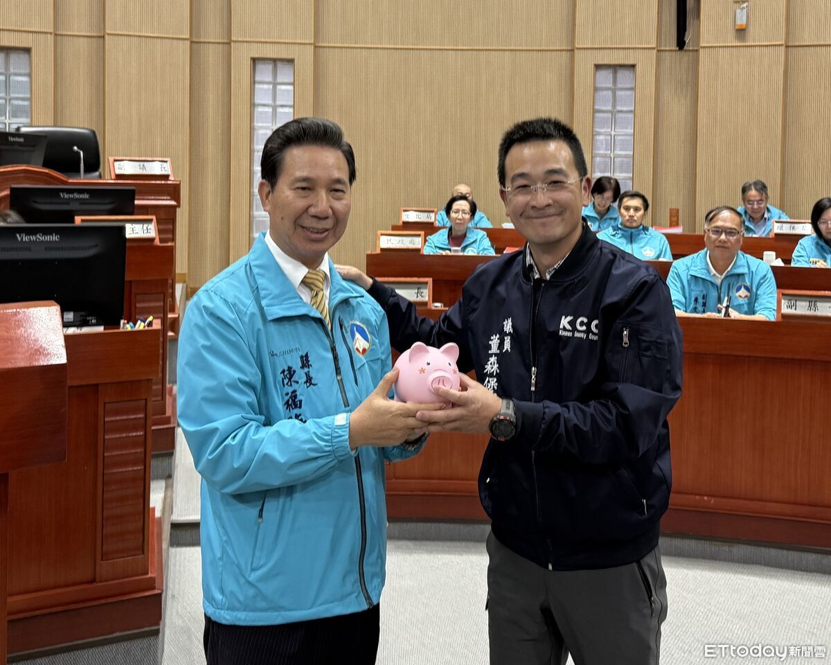 「不要亂花錢」 金門議員送縣長小豬撲滿