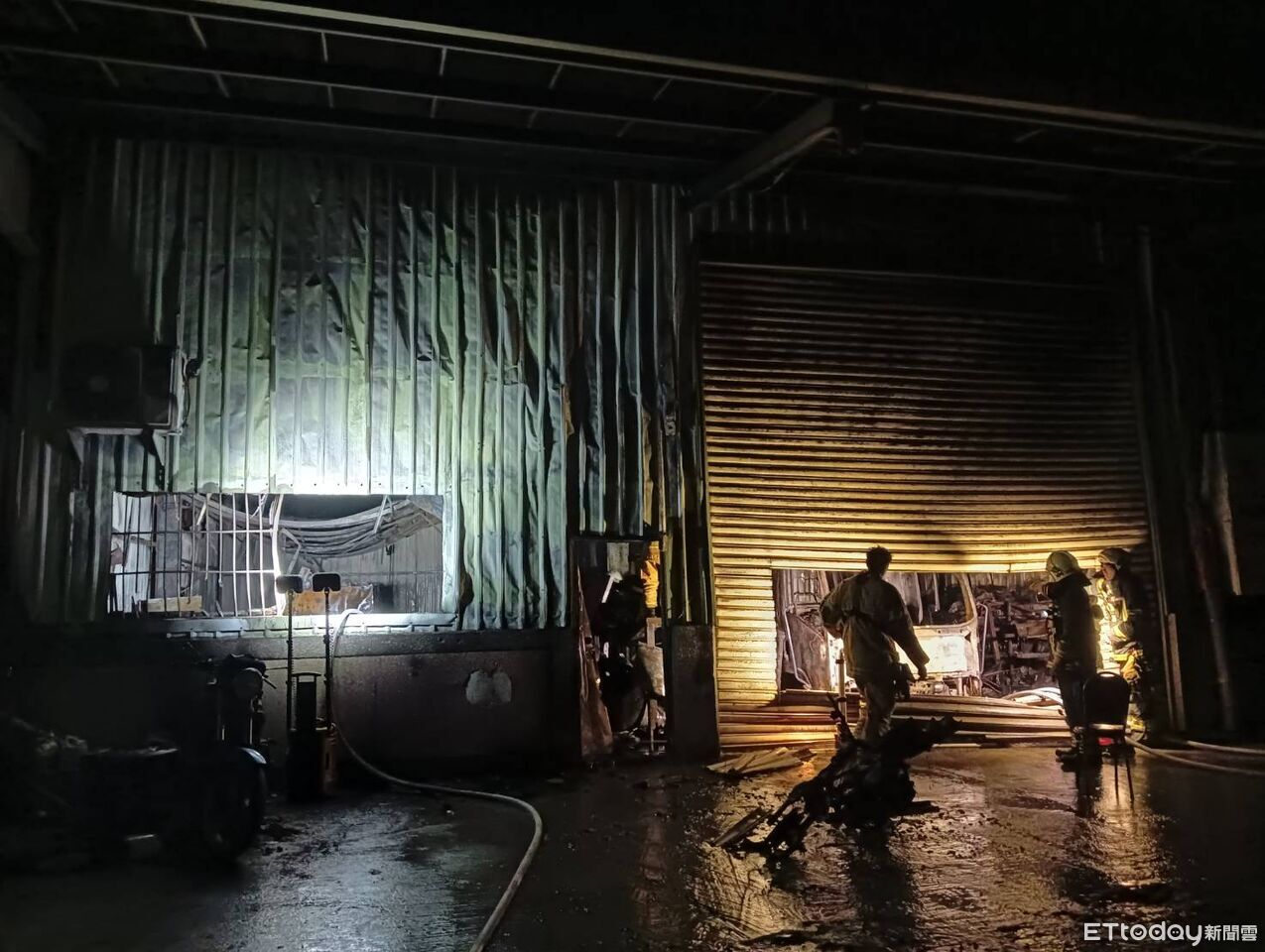 點蚊香沒熄滅釀禍!高雄鐵皮工廠火警恐怖悶燒 機械器具剩骨架