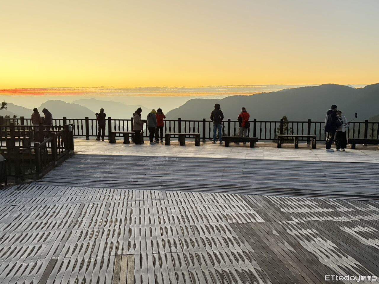氣溫僅4度!太平山莊木棧台結霜 民眾雪白世界喜迎日出