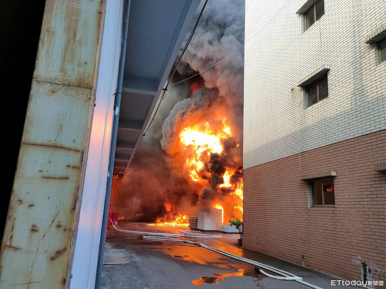 現場畫面曝!高雄禹青塑膠工廠大火 烈火黑煙猛竄