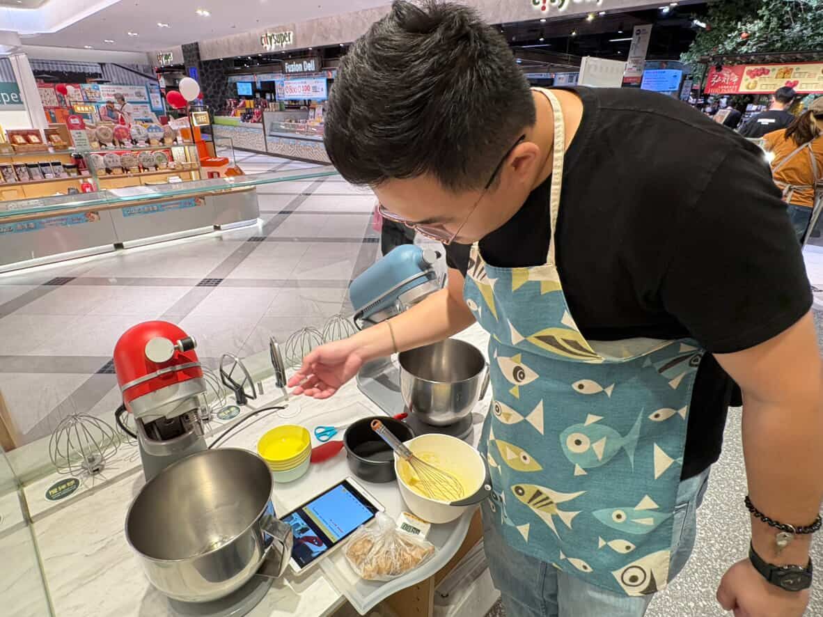 ▲馬爾濟斯超偏心「我們是媽寶」　爸比被無視已心碎：我還有做蛋糕。（圖／Threads@tong_0131_提供，請勿隨意翻拍，以免侵權。）