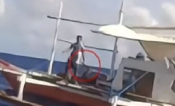 ▲大陸海警蒐證菲律賓漁民在南海持刀揮舞與海警對峙。（圖／翻攝環球時報）