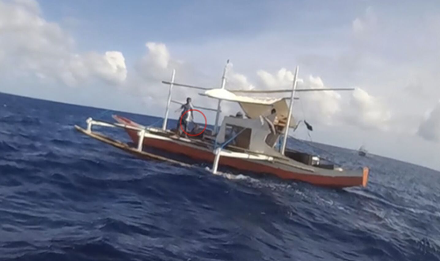 ▲大陸海警蒐證菲律賓漁民在南海持刀揮舞與海警對峙。（圖／翻攝環球時報）