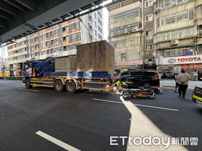 驚悚畫面曝！中和女騎士疑閃臨停阿法　擦撞遭輾「斷腿卡車尾」