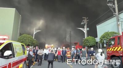 高雄塑膠廠大火狂燒4hrs！濃煙竄天白天變黑夜　陳其邁赴現場