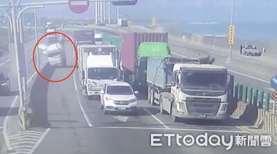 台61林口段小貨車閃停等車流撞護欄！再追撞2大車　駕駛送醫