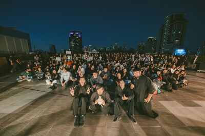 破天荒！　樂團在IKEA屋頂開演唱會「電線從1樓拉到5樓」完成創舉