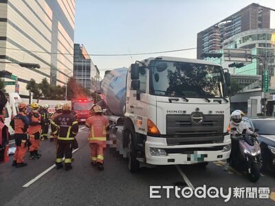 快訊／新店奪命車禍！　女騎士遭捲水泥車底「臟器外露」當場慘死