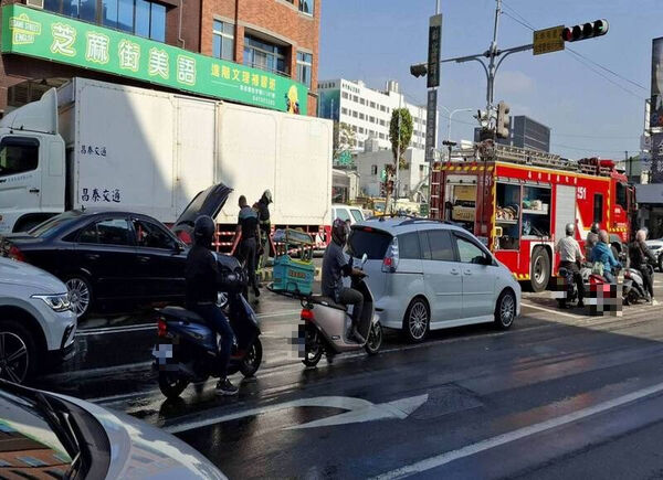 ▲賓士車竄濃煙，彰化縣消防局火速灌水搶救。（圖／消防提供）
