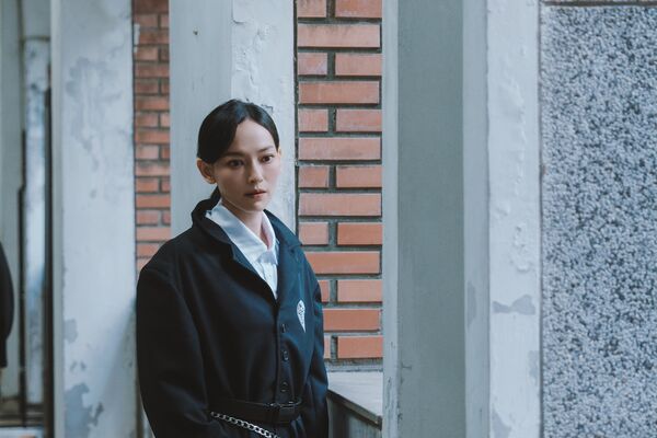 ▲姚以緹化身嚴格教師 反差要求學生逞罰性感姿勢 宋偉恩繃不住笑：口味好特別。（圖／映底子提供）