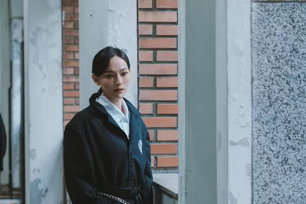 ▲姚以緹化身嚴格教師 反差要求學生逞罰性感姿勢 宋偉恩繃不住笑：口味好特別。（圖／映底子提供）