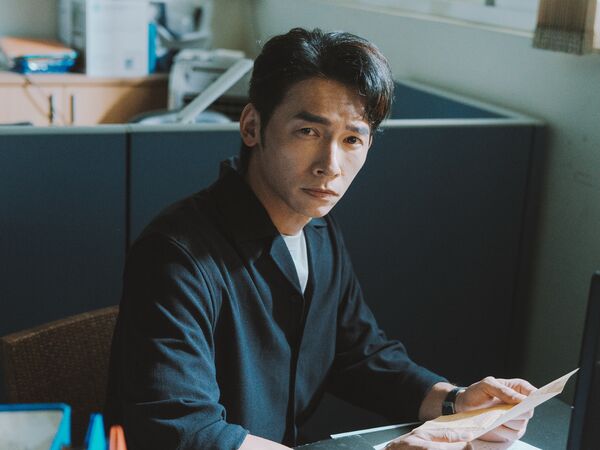 ▲姚以緹化身嚴格教師 反差要求學生逞罰性感姿勢 宋偉恩繃不住笑：口味好特別。（圖／映底子提供）