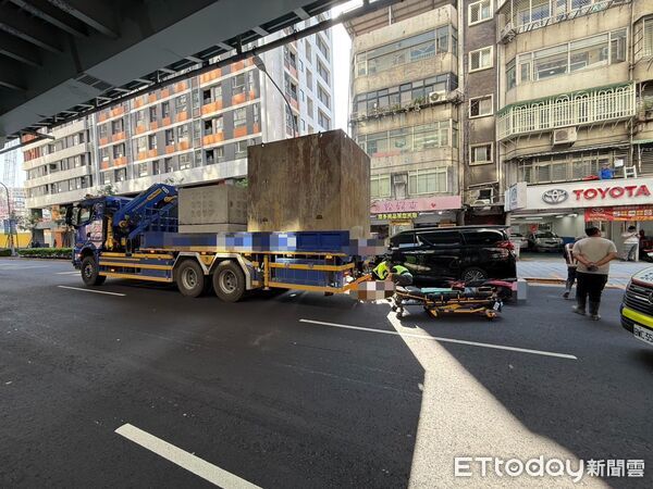 ▲▼             中和一名女騎士疑似為閃避臨停的阿法，與貨車發生擦撞，左小腿斷肢。（圖／記者陳以昇翻攝，下同）