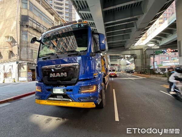 ▲▼             中和一名女騎士疑似為閃避臨停的阿法，與貨車發生擦撞，左小腿斷肢。（圖／記者陳以昇翻攝，下同）