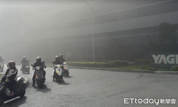 ▲▼高雄塑膠廠竄烈火！鄰廠國巨提早下班　員工摀緊口罩急撤。（圖／記者吳世龍攝）