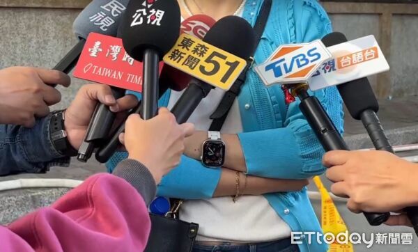 ▲▼高雄塑膠廠竄烈火！鄰廠國巨提早下班　員工摀緊口罩急撤。（圖／記者吳世龍攝）