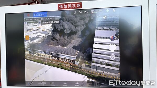 ▲▼高雄塑膠廠竄烈火！鄰廠國巨提早下班　員工摀緊口罩急撤。（圖／記者吳世龍攝）