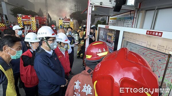 ▲▼ 高雄塑膠廠大火狂燒4hrs！陳其邁奔現場　濃煙竄天「白天變黑夜」。（圖／記者吳世龍攝）