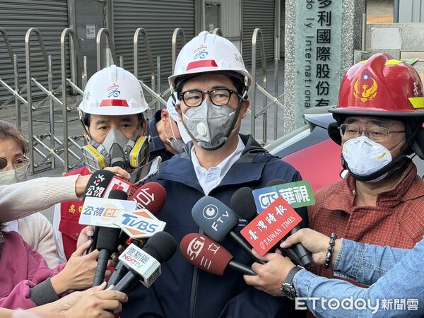 ▲▼ 高雄塑膠廠大火狂燒4hrs！陳其邁奔現場　濃煙竄天「白天變黑夜」。（圖／記者吳世龍攝）