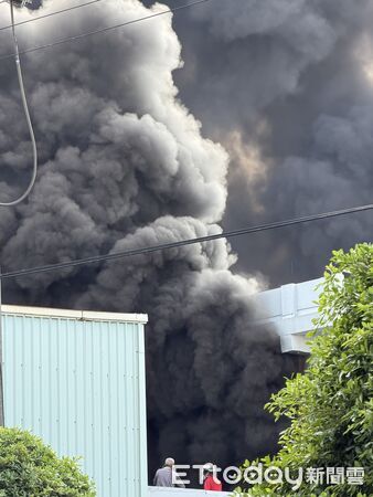 ▲▼ 高雄塑膠廠大火狂燒4hrs！陳其邁奔現場　濃煙竄天「白天變黑夜」。（圖／記者吳世龍攝）