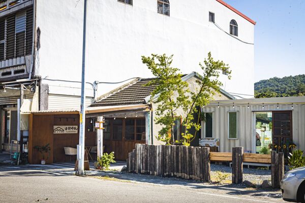 ▲▼台東大武巷弄裡的老宅咖啡廳「去那呼玩」。（圖／部落客黑皮提供）