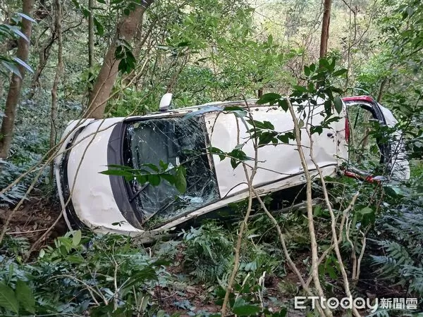 ▲▼             瑞芳108線一輛轎車因煞車失靈，衝落山谷。（圖／記者郭世賢翻攝，下同）