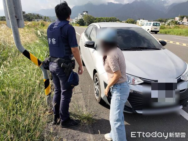 ▲台東成功分局協助遊客排解拋錨困境。（圖／記者楊晨東翻攝）