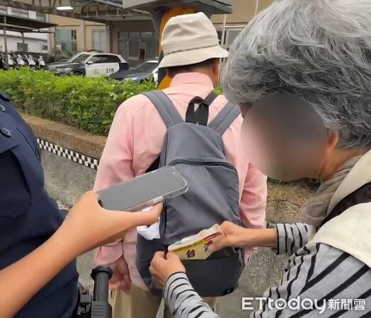 ▲台東鹿野警協助外籍旅客尋找歷史遺跡。（圖／記者楊晨東翻攝）
