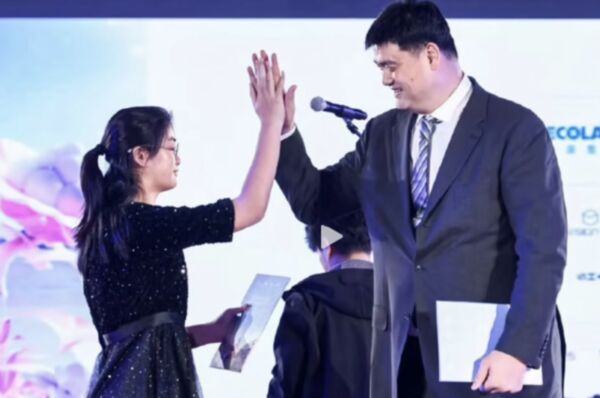 ▲▼姚明女兒現身！15歲身高190公分「追上爸爸肩膀」。（圖／翻攝微博）