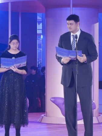 ▲▼姚明女兒現身！15歲身高190公分「追上爸爸肩膀」。（圖／翻攝微博）