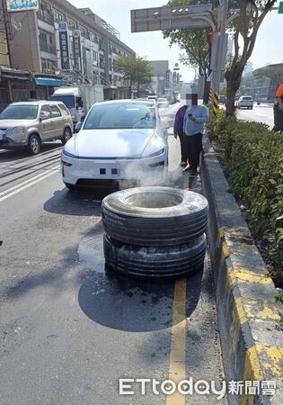 ▲▼特斯拉遭貨車掉落的輪胎砸中。（圖／記者林東良翻攝)