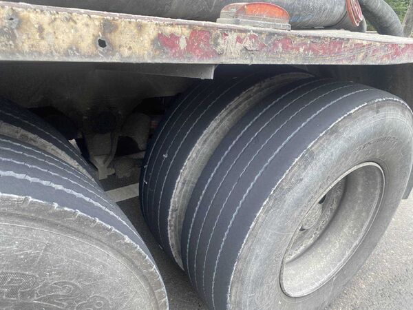 ▲大貨車釘子灑滿地，6車瞬間消風。（圖／國道警方提供）