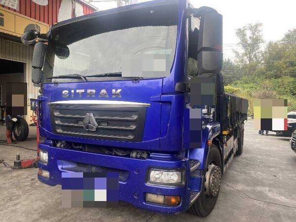 ▲大貨車釘子灑滿地，6車瞬間消風。（圖／國道警方提供）