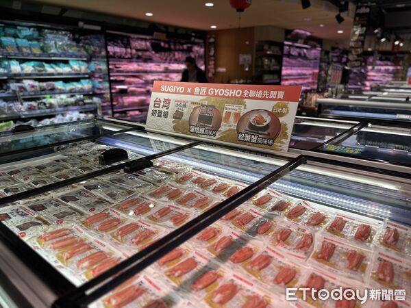 ▲▼全聯再推全新懶人料理，引進日本400年歷史的魚漿品牌「SUGIYO &times; 魚匠GYOSHO」，推出「蒲燒鰻風味片」、「松葉蟹風味棒」2款商品，也是忙碌上班族、家庭主夫主婦快速備餐救星。（圖／記者林育綾攝）
