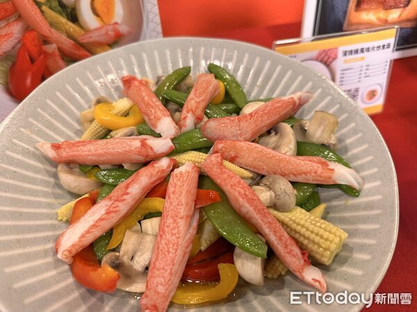 ▲▼全聯再推全新懶人料理，引進日本400年歷史的魚漿品牌「SUGIYO &times; 魚匠GYOSHO」，推出「蒲燒鰻風味片」、「松葉蟹風味棒」2款商品，也是忙碌上班族、家庭主夫主婦快速備餐救星。（圖／記者林育綾攝）