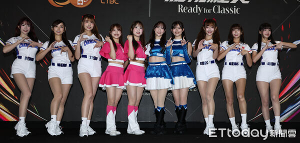 ▲▼  2026台日棒球國際交流賽 賽事記者會-日本應援團,中職啦啦隊合照。（圖／記者黃克翔攝）