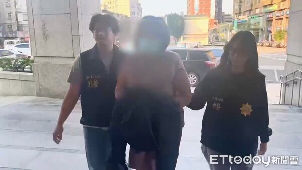 ▲吳姓女送貨員侵占通訊行價達26萬元的手機耳機貨款，16日下午在台中遭警方逮捕。（圖／記者張君豪翻攝）