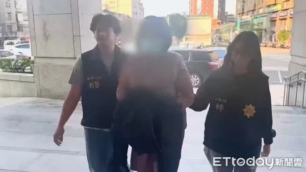 ▲吳姓女送貨員侵占通訊行價達26萬元的手機耳機貨款，16日下午在台中遭警方逮捕。（圖／記者張君豪翻攝）