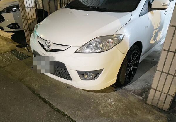 ▲桃園林姓男子前天晚間駕駛豐田休旅車行經中豐路南勢二段附近，不慎擦撞路旁停放白色轎車後肇逃，車主察覺追上攔住肇事車輛並報警處理。（圖／平鎮警方提供）