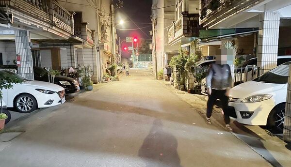 ▲平鎮警方在中豐路南勢二段附近事故現場調查。（圖／平鎮警方提供）